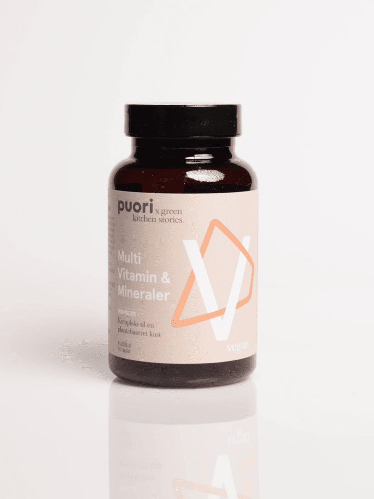 Brun glassflaske med svart lokk og beige etikett for Puori multivitamin og mineraler, vegansk kosttilskudd