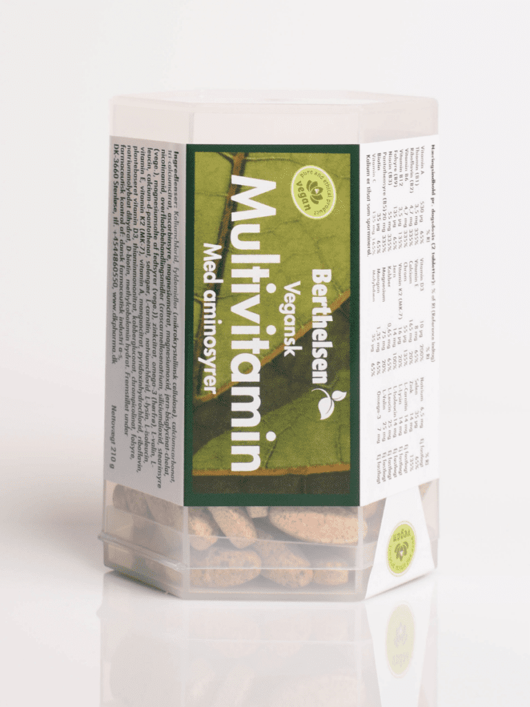 Sekskantet plastboks med Berthelsen vegansk multivitamin og synlige tabletter