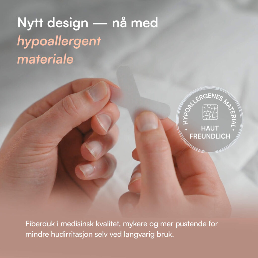 Hender holder liten stjerneformet hypoallergen munnteip foran lys bakgrunn med tekst om hypoallergent materiale