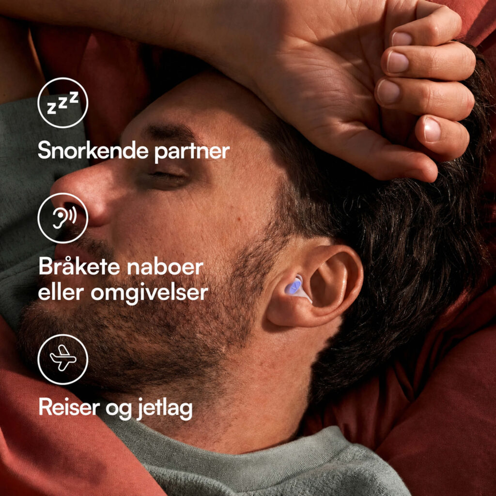 Sovende mann med blå ørepropp i øret og hånd over pannen