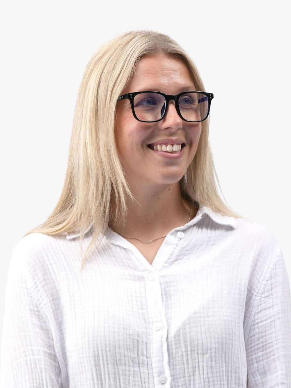 Smilende kvinde med blondt hår, sorte briller og hvid skjorte, kigger mod højre