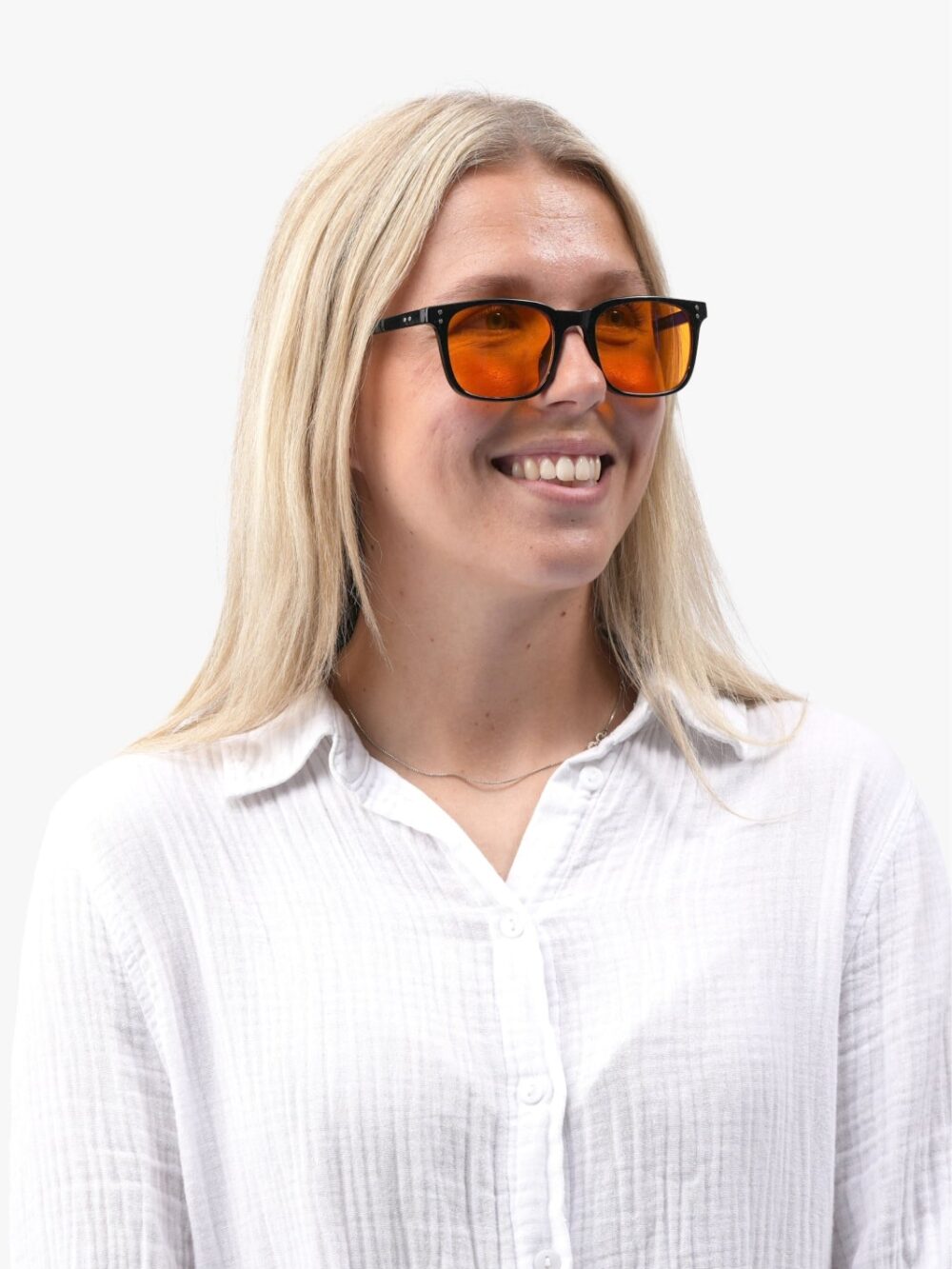 Smilende kvinde med langt blondt hår iført Obsidian 90 sorte briller med orange linser og hvid skjorte