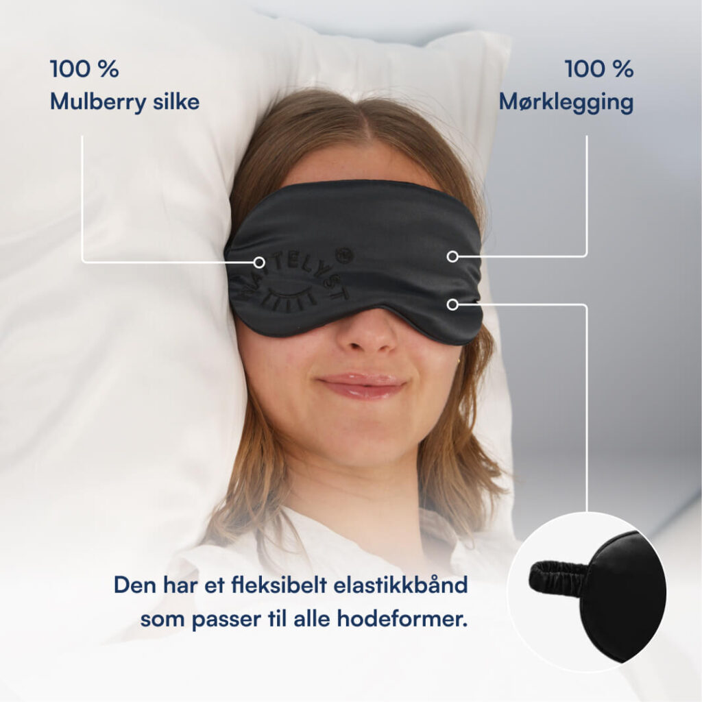 Kvinne med svart mulberry silke sovemaske, full mørklegging og fleksibel elastisk stropp.