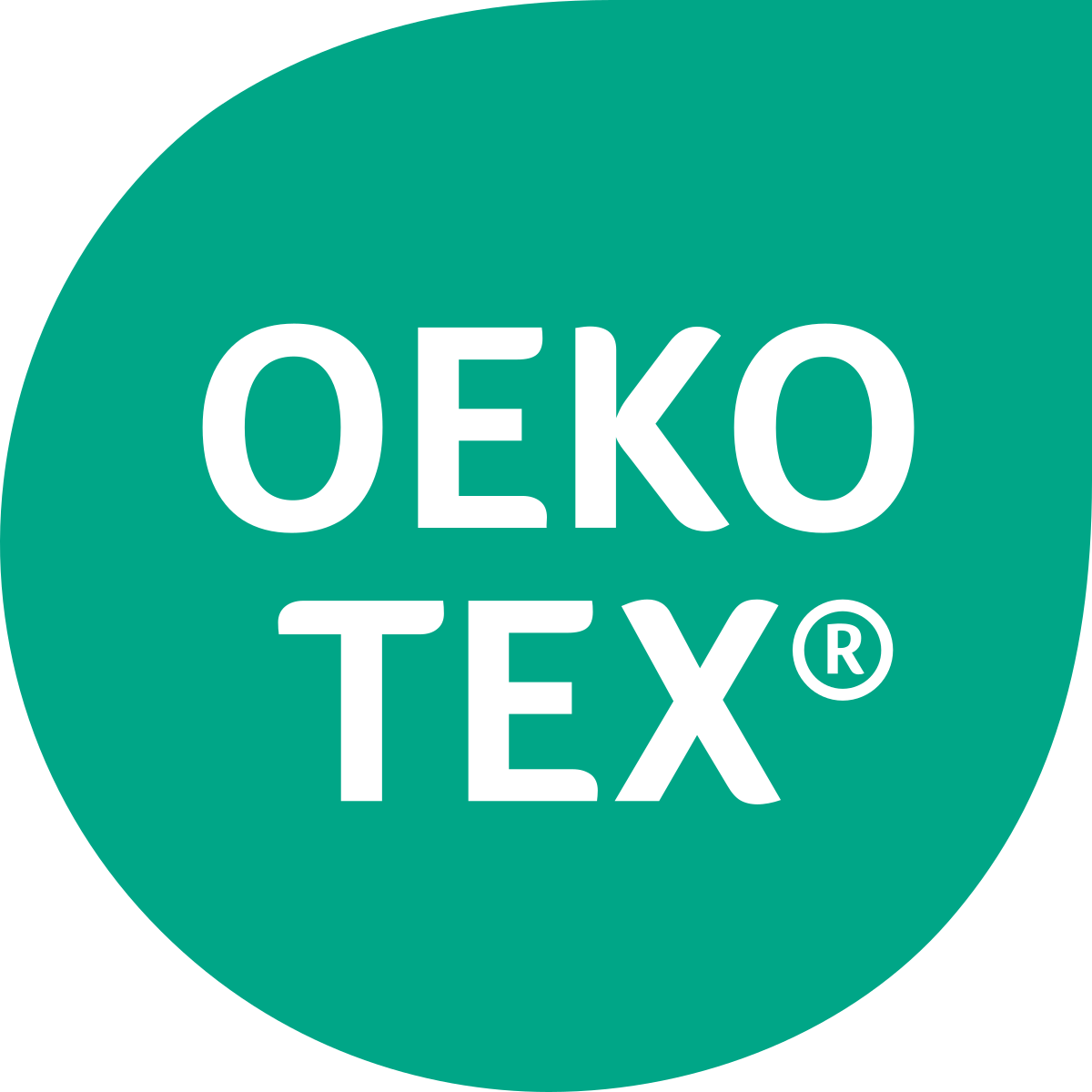 OEKO-TEX® grønt certificeringsmærke med hvid tekst, dokumenterer tekstiler fri for skadelige stoffer