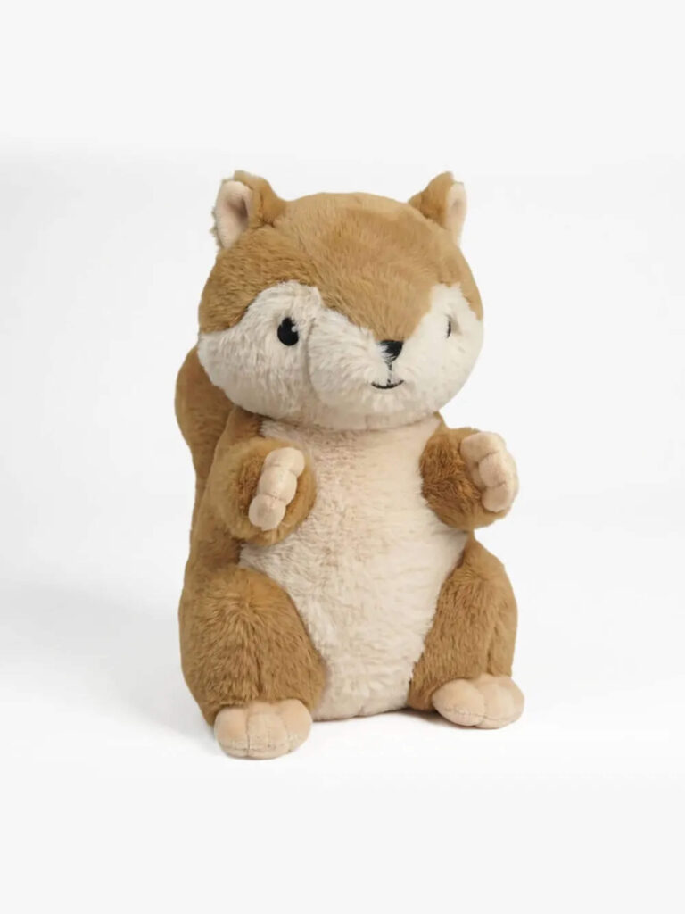 Blød brun og creme egern-plysbamse stående med små poter og venligt smil