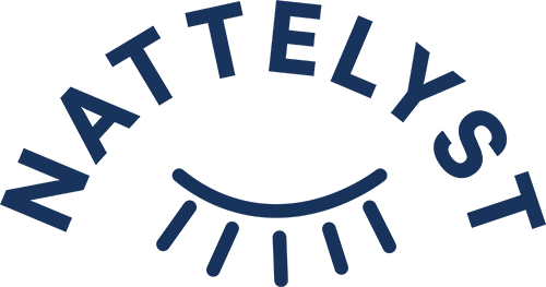 NATTELYST logo med buet tekst over stiliseret halvt lukket øje og fem korte stråler